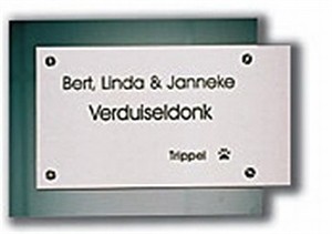 Gelaserte Namensschilder aus Edelstahl