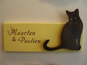 Handbemaltes Holznamensschild mit einer Katze